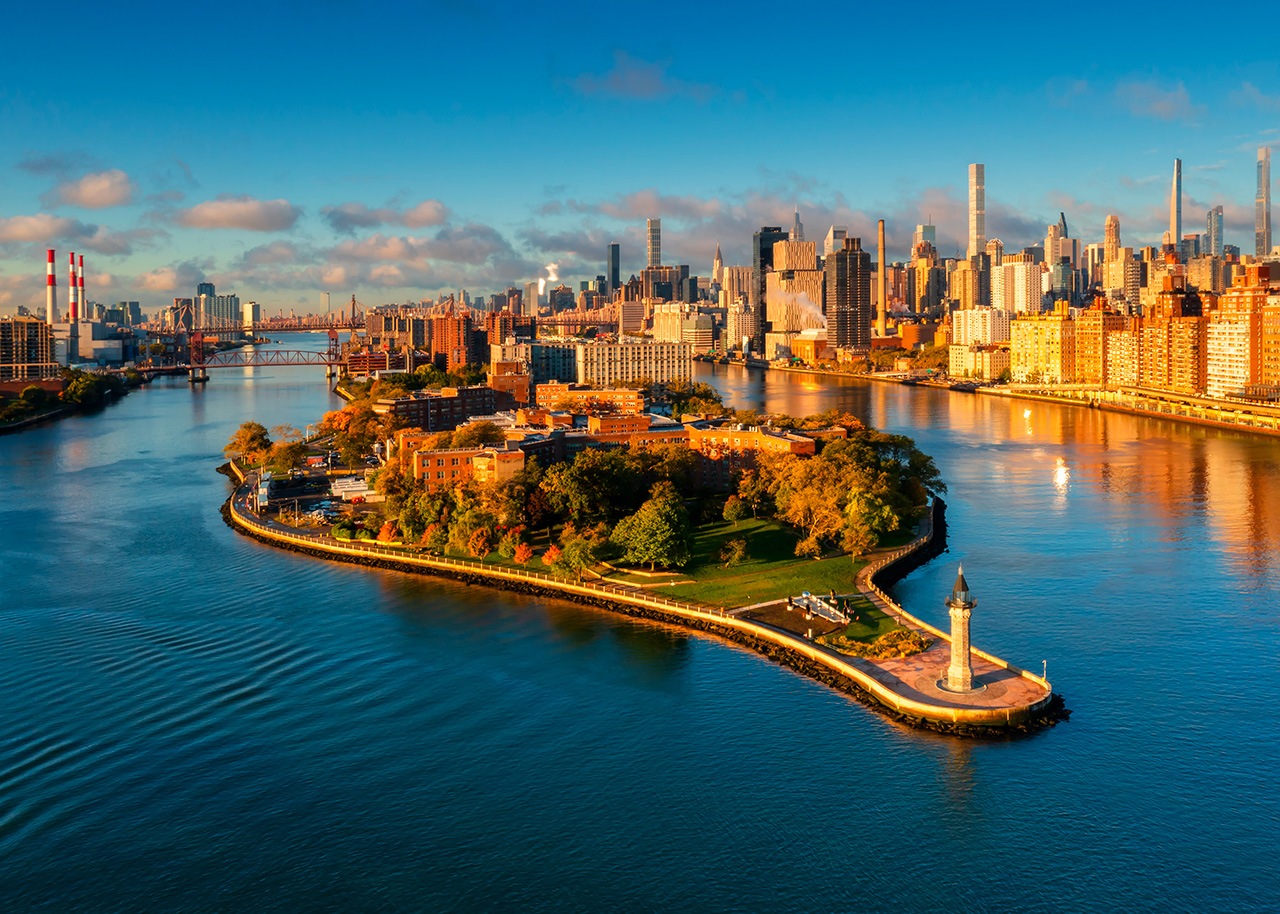 Credit Photo AndriyPhotography via Envato
VIsta de la skyline de Manhattan desde Roosevelt Park